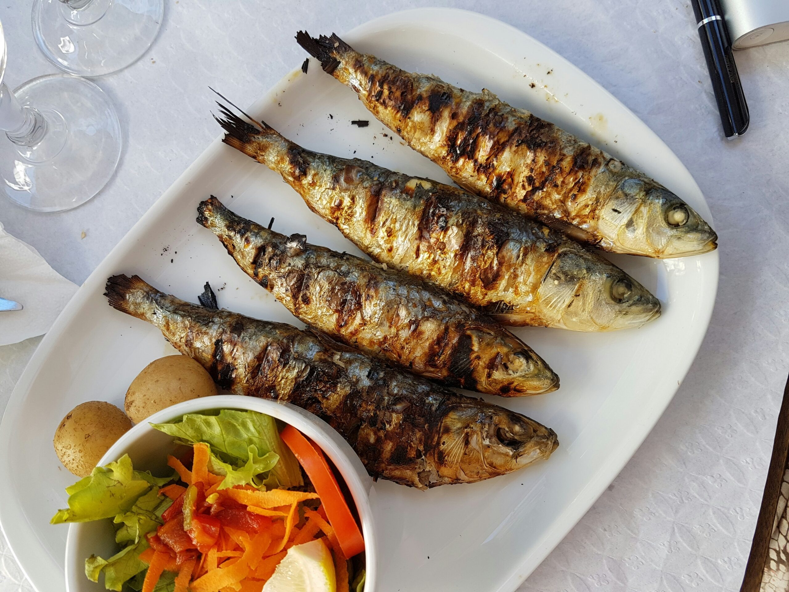 Sardinhas com batatas e salada scaled